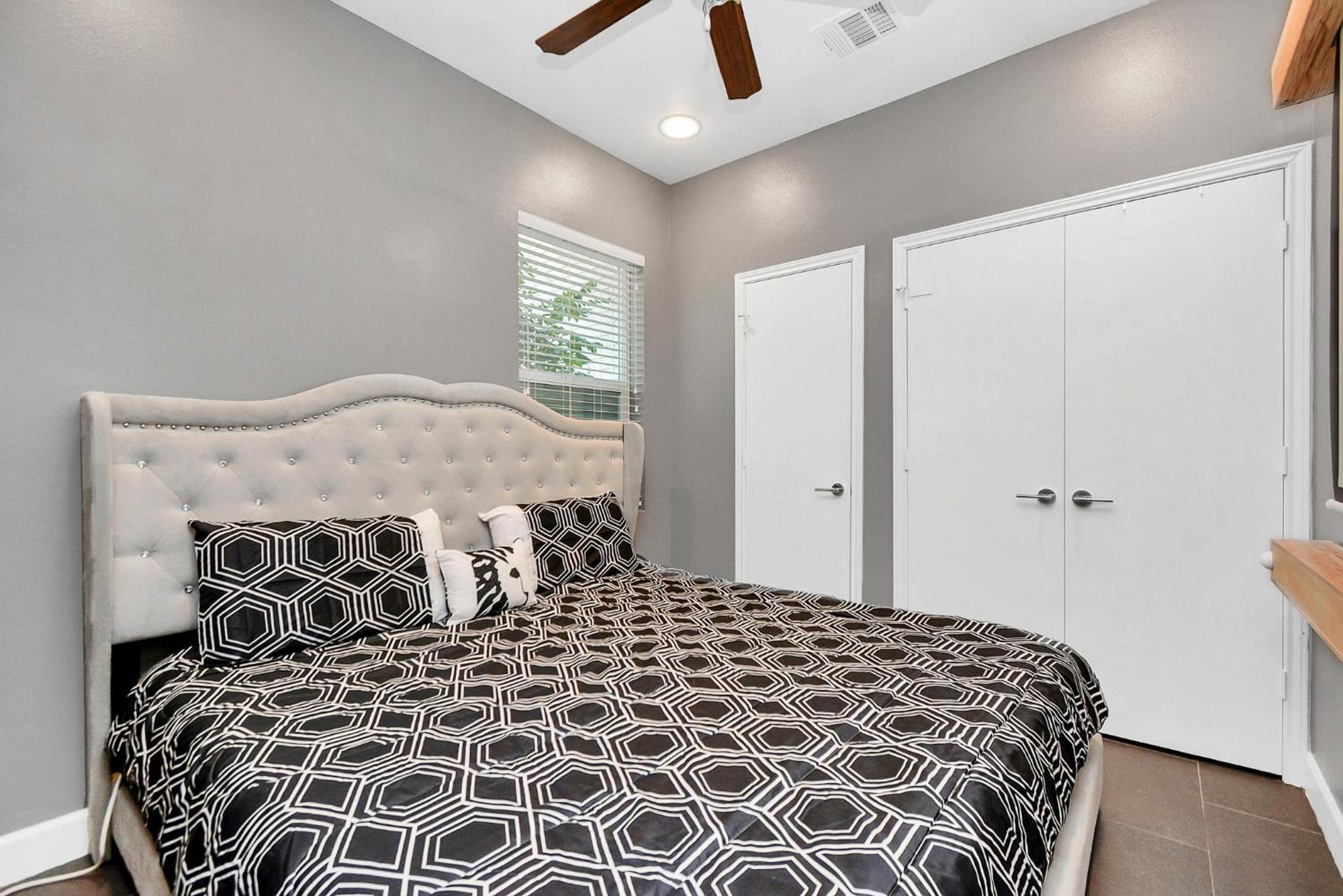 N-E-G Skai Midtown Of Houston Villa Екстериор снимка